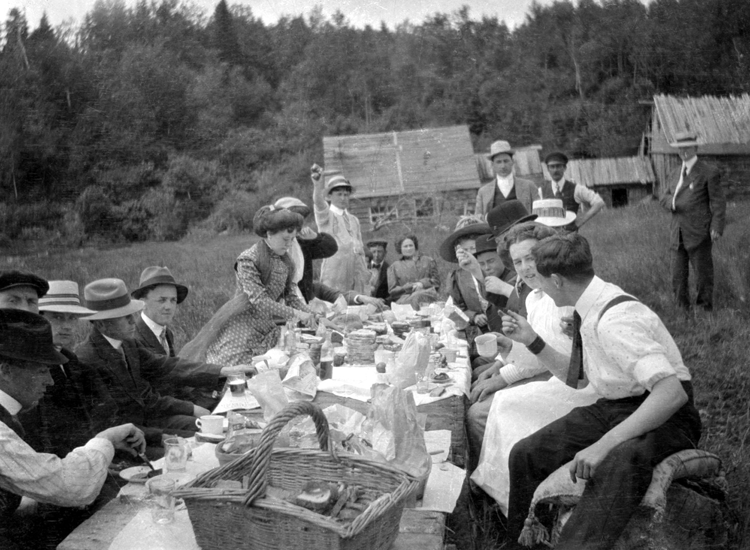 Photographie d'une vingtaine de jeunes adultes qui participent à un pique-nique.